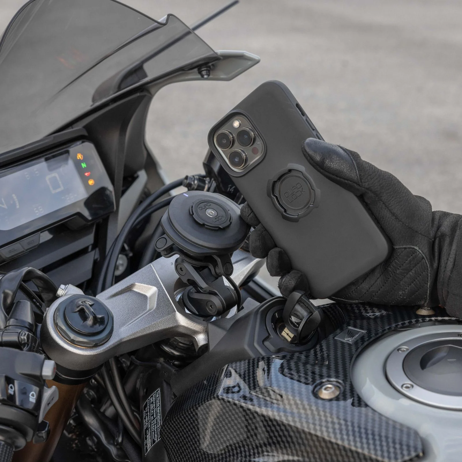 Quad Lock USB Weatherproof Wireless Charging Head - Image 4