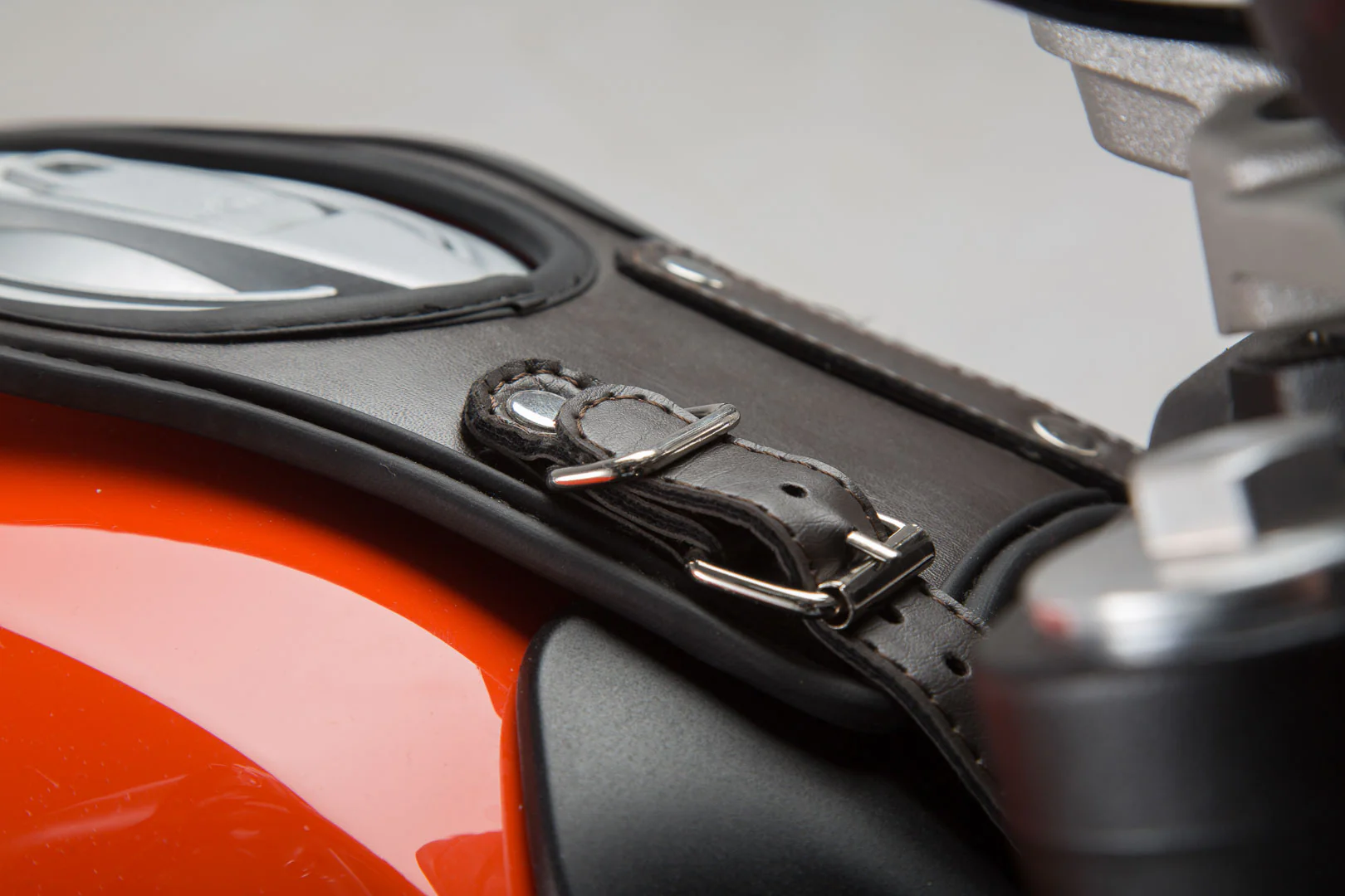 SW-Motech Legend Gear Tank Strap Set for Scrambler Models (14-) with LA3 Smartphone Bag - Image 3